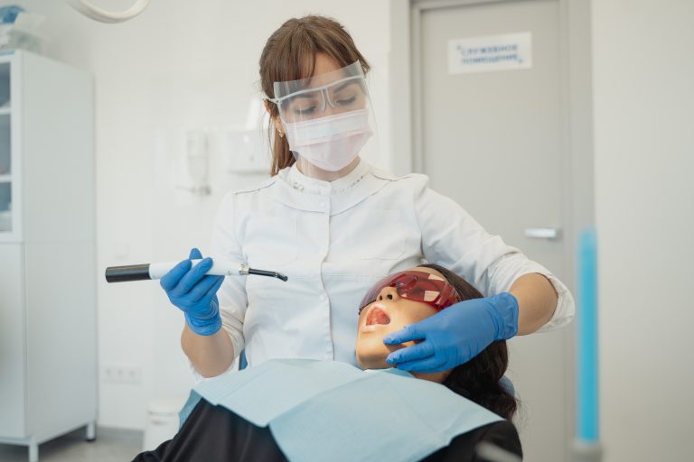 ¿Qué se hace en las clínicas dentales?